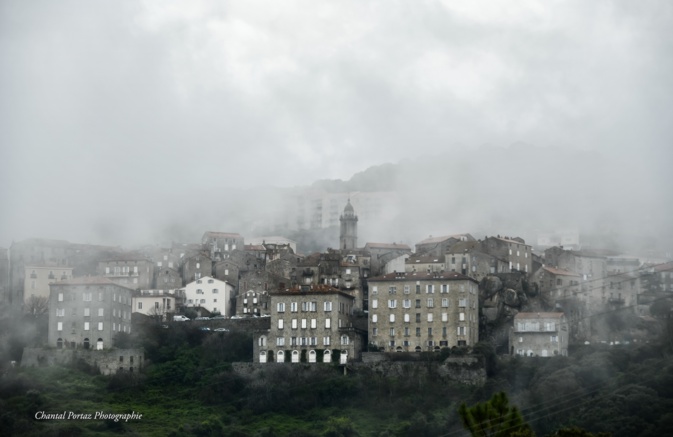 La photo du jour : Sartene dans la brume La photo du jour : Sartene dans la brume