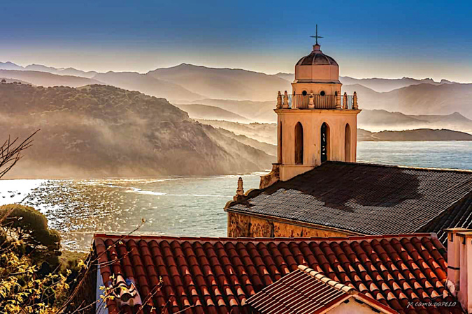 La photo du jour : la belle église grecque de Cargèse La photo du jour : la belle église grecque de Cargèse