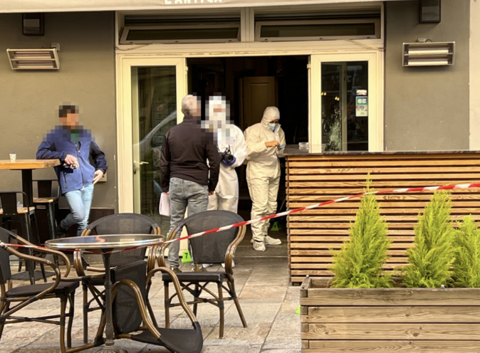 Les enquêteurs ont retrouvé plus d’une dizaine de douilles de gros calibre aux abords du bar Les enquêteurs ont retrouvé plus d’une dizaine de douilles de gros calibre aux abords du bar