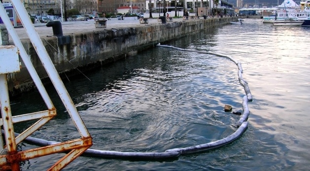 Le bateau, fortement endommagé, a sombré dans le port Tino Rossi. Un barrage anti-pollution a été déployé par les pompiers afin de tenter de contenir les fuites d'hydrocarbures. (Photo : Yannis-Christophe Garcia)