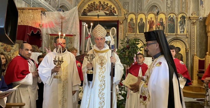 La messe de Pâques célébrée par l'archimandrite de Cargèse et l'Evêque de Corse.