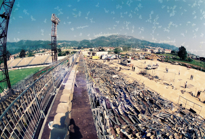 À 20h23, la partie supérieure de la tribune provisoire s'écroule. Archive : Gérard Baldocchi À 20h23, la partie supérieure de la tribune provisoire s'écroule. Archive : Gérard Baldocchi