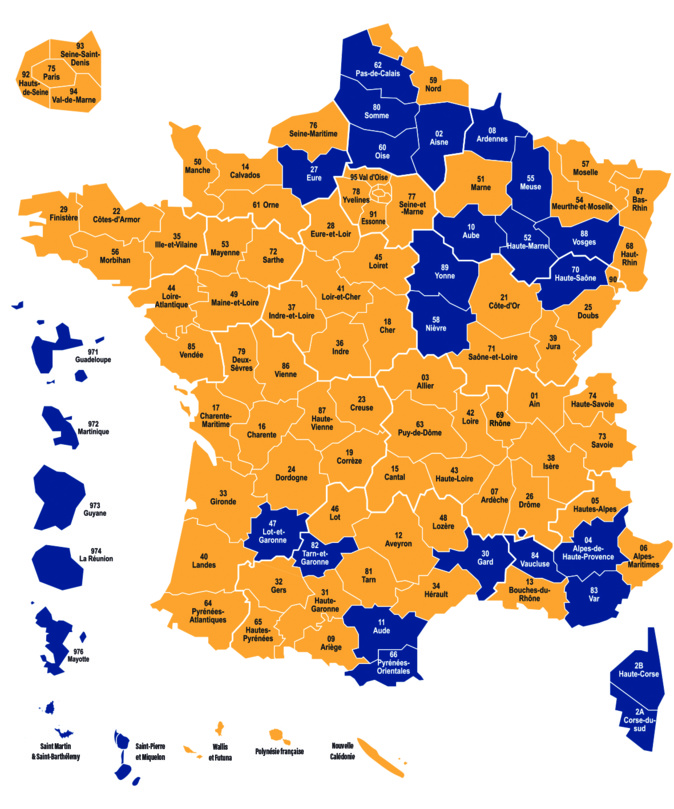 Carte de France représentant les départements et territoires d'Outre-mer où Emmanuel Macron (en jaune) et Marine Le Pen (en bleu) sont arrivés en tête. Crédit AFP