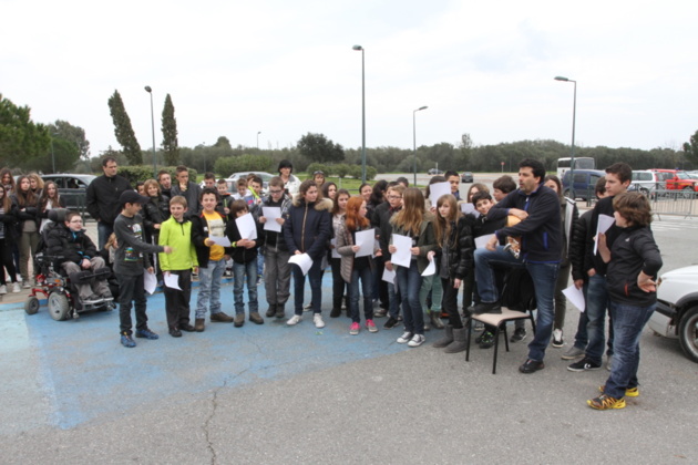 Les élèves ont chanté Anniversariu di Minetta en hommage aux jeunes victimes de la route. (Photo SG).