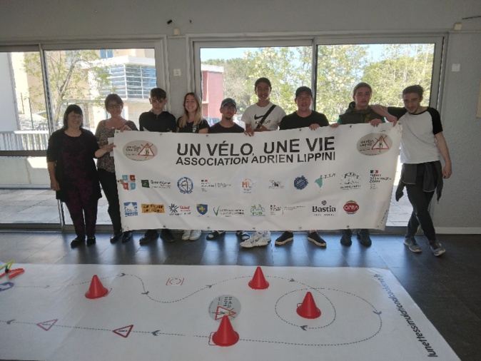 Françoise Lippini et les jeunes ambassadeurs du partage de la route Françoise Lippini et les jeunes ambassadeurs du partage de la route