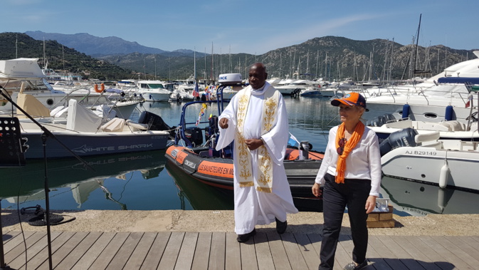 Le père Benoit en compagnie de la marraine du bateaux Madame Marthe Simonetti-Malaspina Le père Benoit en compagnie de la marraine du bateaux Madame Marthe Simonetti-Malaspina