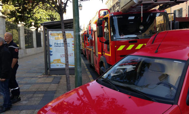 Ajaccio : Les pompiers manifestent devant la préfecture Ajaccio : Les pompiers manifestent devant la préfecture