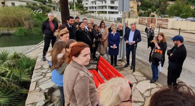 Santa-Maria-di-Lota : un banc rouge face à la mer en hommage aux victimes de violences Santa-Maria-di-Lota : un banc rouge face à la mer en hommage aux victimes de violences