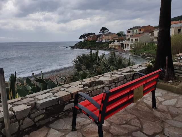 Santa-Maria-di-Lota : un banc rouge face à la mer en hommage aux victimes de violences 