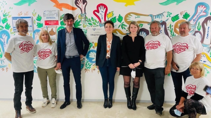 Lors de l'inauguration de fresque "Bouge ton corps" réalisée avec le concours des résidents Lors de l'inauguration de fresque "Bouge ton corps" réalisée avec le concours des résidents