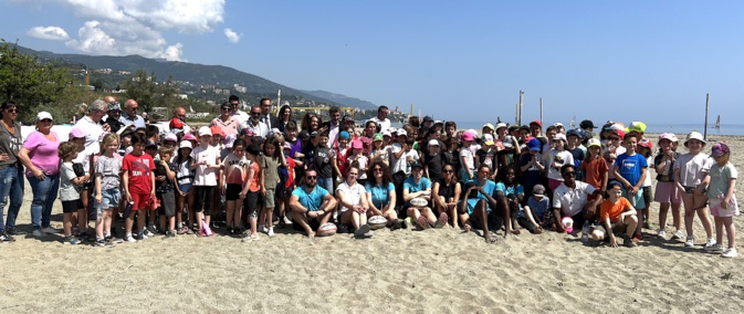 200 scolaires de la region bastiaise se sont essayés au beach-rugby sur la plage de l'Arinella 200 scolaires de la region bastiaise se sont essayés au beach-rugby sur la plage de l'Arinella