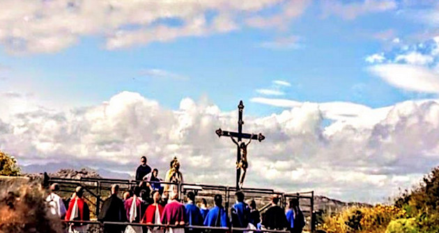 Procession de rogation après la messe du 15 mai 2021. Bénédiction du Piali par le Père Olivier du haut du Bastion de l’Étendard. Avec les confrères.
