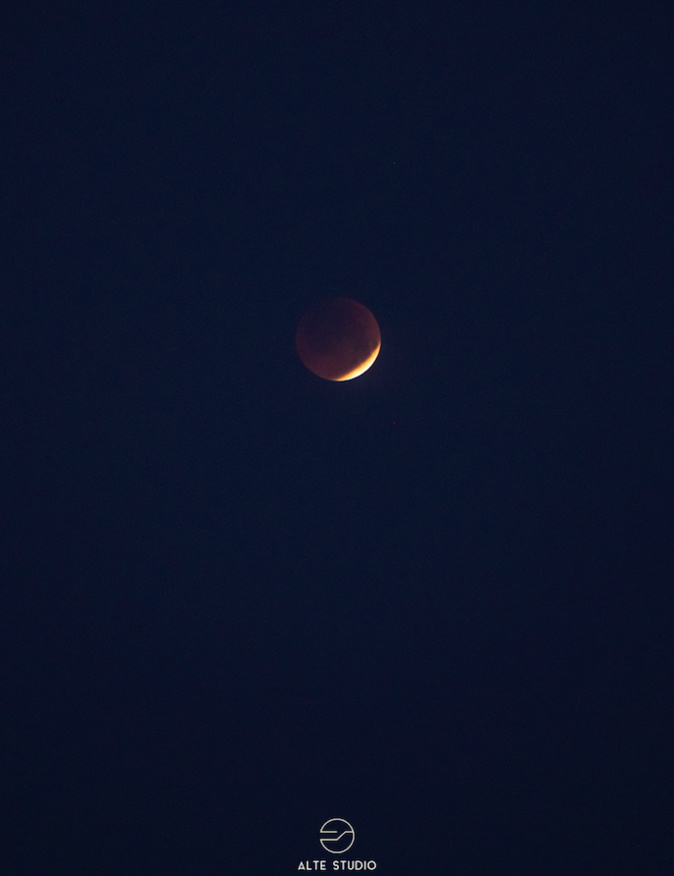 Corse : les incroyables images de l'éclipse totale de Lune