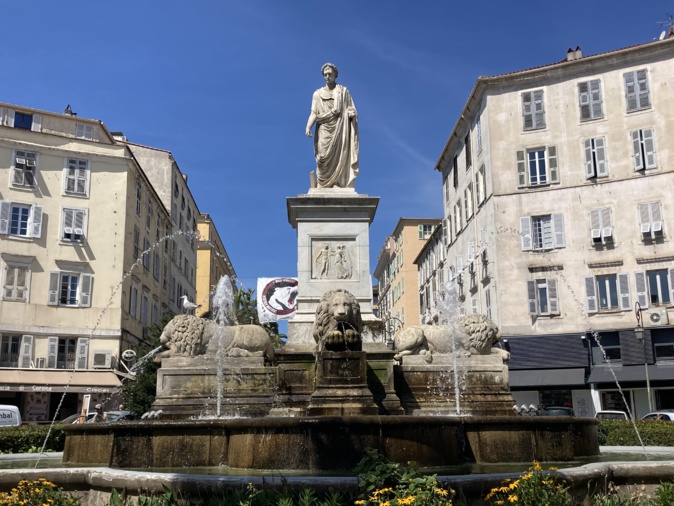 La statue de Bonaparte en habit de consul romain est victime des outrages du temps. Photo : Julia Sereni La statue de Bonaparte en habit de consul romain est victime des outrages du temps. Photo : Julia Sereni