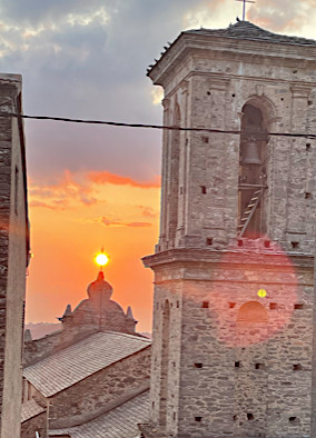 La photo du jour : quand le soleil illumine la croix de l'église de Pancheraccia