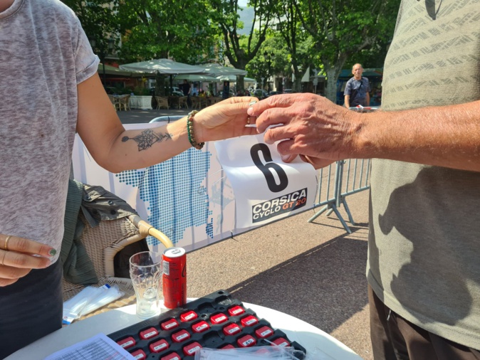Distribution de dossards sur la place Saint-Nicolas à Bastia ce mercredi 25 mai. Crédits Photo : Pierre-Manuel Pescetti
