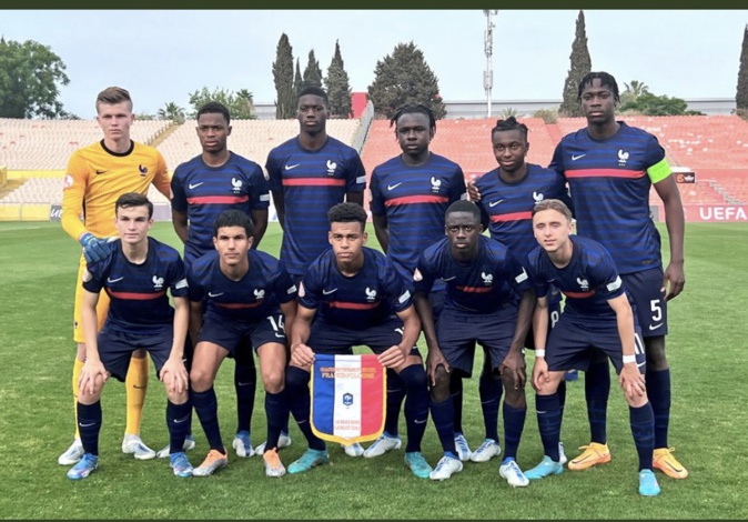 Lisandru Olmeta (debout à gauche) avec les U17 (@UEFAcom_fr) Lisandru Olmeta (debout à gauche) avec les U17 (@UEFAcom_fr)