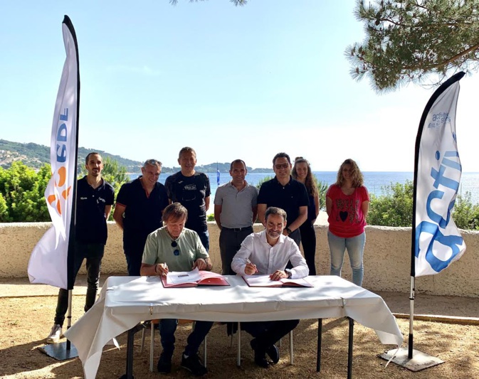 Signature de la convention de partenariat entre EDF Corse représentée par son directeur régional Vincent de Rul et le Restonica Trail représenté par son président, Jean-Eric Lanoir.