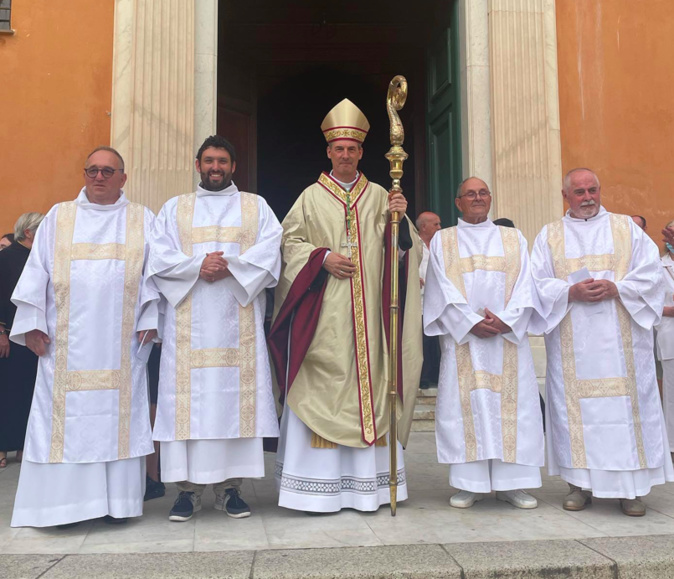 Mgr Bustillo et les quatre diacres. Photo Eglise de Corse