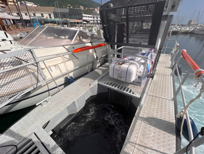 L'eau aspirée rentre dans un "tunnel" où les déchets sont capturés L'eau aspirée rentre dans un "tunnel" où les déchets sont capturés