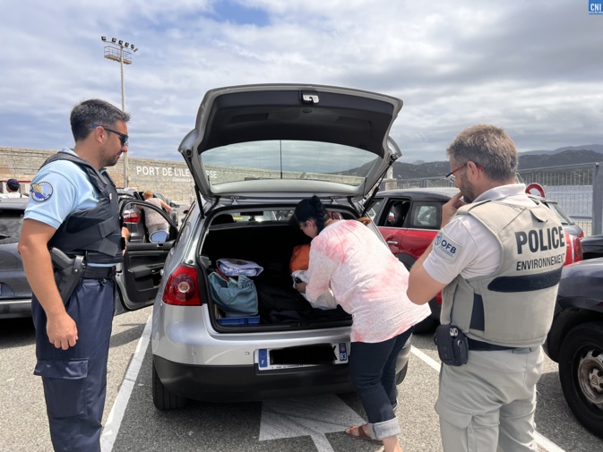Une voiture contrôlée au port de Lisula Une voiture contrôlée au port de Lisula