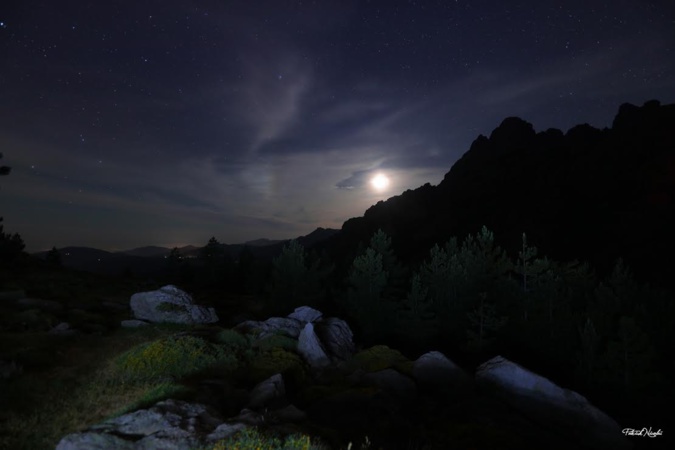 La photo du jour : quand la lune se couche au col de Bavella