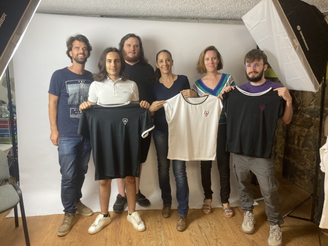 Les créateurs sont fiers de présenter leur marque éphémère, Unicu. Photo : Julia Sereni Les créateurs sont fiers de présenter leur marque éphémère, Unicu. Photo : Julia Sereni