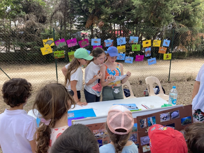Lisia Andrea et ses camarades présentent leur travail sur l'environnement. Photo : Julia Sereni Lisia Andrea et ses camarades présentent leur travail sur l'environnement. Photo : Julia Sereni