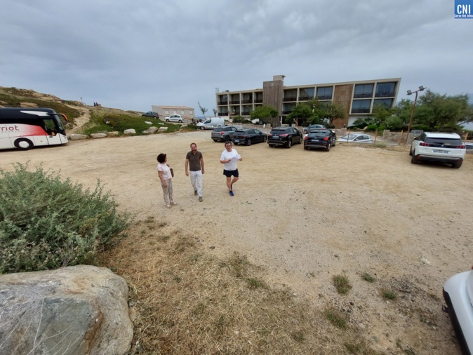 Le terrain vague où actuellement les voitures se garent Le terrain vague où actuellement les voitures se garent