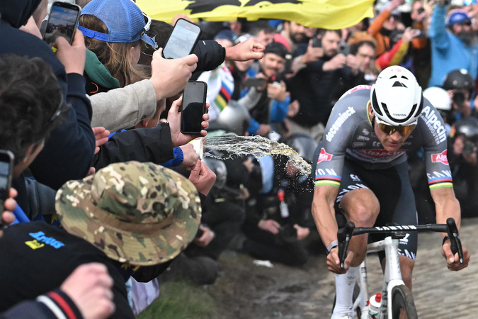 Mathieu Van der Poel. lors du dernier Paris-Roubaix. (Photo by Bernard PAPON / POOL / AFP) Mathieu Van der Poel. lors du dernier Paris-Roubaix. (Photo by Bernard PAPON / POOL / AFP)