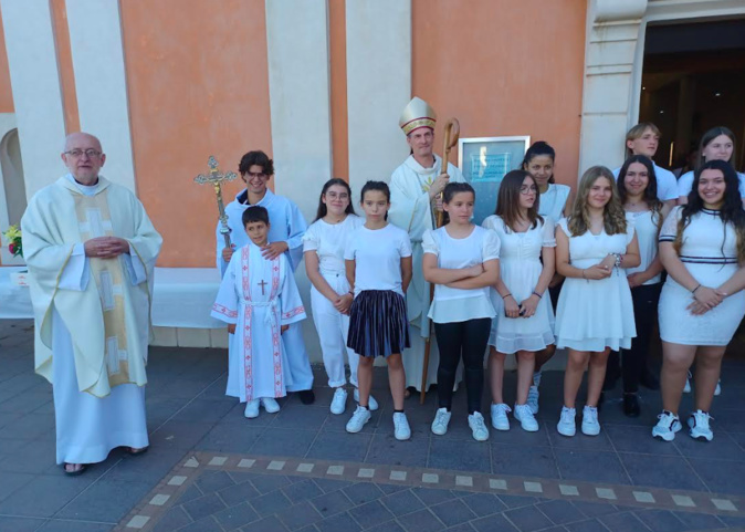 L'ensemble des confirmés entourés de l'évêque de Corse. Document CNI L'ensemble des confirmés entourés de l'évêque de Corse. Document CNI