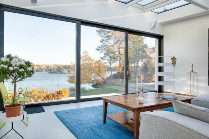 Belle vue Sur un lac bleu capturé de l'intérieur d'une villa (Freepik) Belle vue Sur un lac bleu capturé de l'intérieur d'une villa (Freepik)