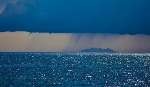 Trombes marines entre la Corse et l'île de Monte Cristo