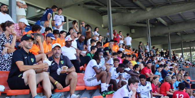 Un public nombreux suit les rencontres Un public nombreux suit les rencontres