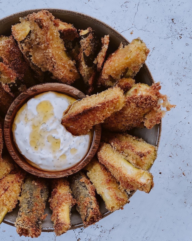 A table : Courgettes panées au parmesan et sauce au yaourt ail et fines herbes avec La petite cuisine de Marie A table : Courgettes panées au parmesan et sauce au yaourt ail et fines herbes avec La petite cuisine de Marie