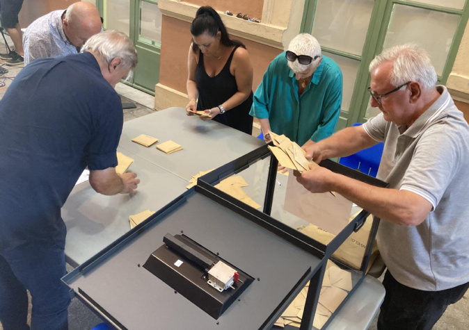 Cliquez sur l'image pour accéder au moteur de recherche Cliquez sur l'image pour accéder au moteur de recherche