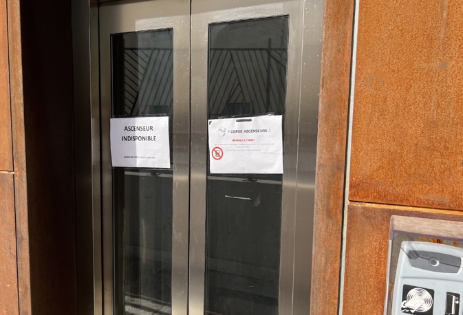 "Ascenseurs indisponibles" au Spaziu Gaudin : les usagers commencent à trouver le temps long
