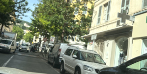 Stationnement à contresens : le Code de la route dit Non ! Stationnement à contresens : le Code de la route dit Non !