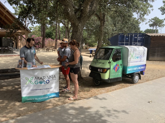 Le triporteur sur le cordon lagunaire Le triporteur sur le cordon lagunaire