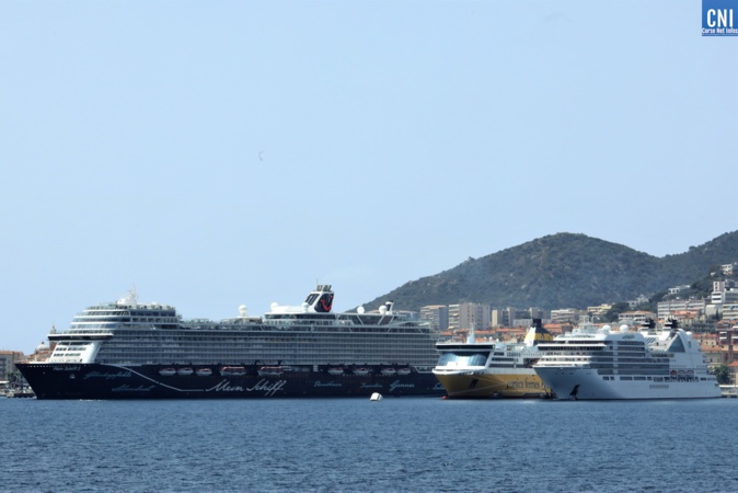 Navire de croisière dans la baie d’Aiacciu. Photo Michel Luccioni. Navire de croisière dans la baie d’Aiacciu. Photo Michel Luccioni.