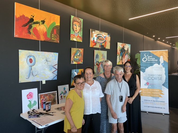 Encadrants et adhérents devant la belle expo Encadrants et adhérents devant la belle expo