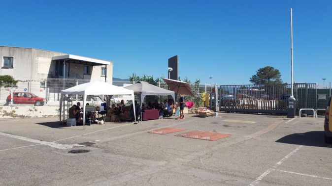 La grève se pursuit devant le centre de tri. Document CNI La grève se pursuit devant le centre de tri. Document CNI