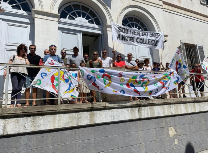 Ajaccio : le Snep-Fsu manifeste devant le rectorat Ajaccio : le Snep-Fsu manifeste devant le rectorat