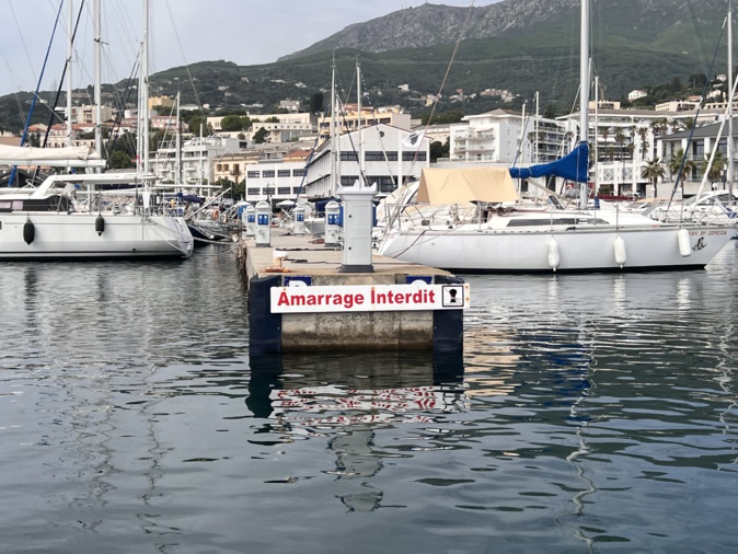 Un de pontons du port Toga Un de pontons du port Toga