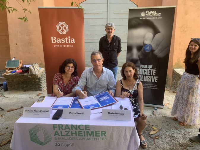 Marie-Pierre Pancrazi, Pierre Savelli et Marie-Josée Joly signant la charte. Marie-Pierre Pancrazi, Pierre Savelli et Marie-Josée Joly signant la charte.