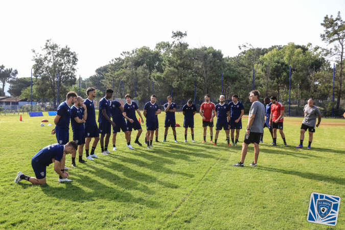 Staff et joueurs en partance pour Rodez (photo SCB) Staff et joueurs en partance pour Rodez (photo SCB)