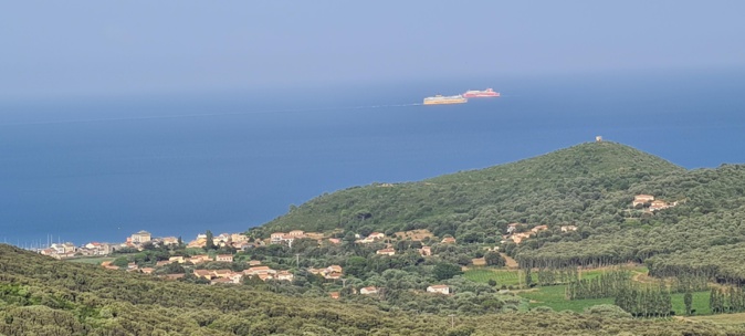 Grand beau temps au large du Cap Corse pour le  croisement des ferrys devant Macinaggio (Gérard Audoin)