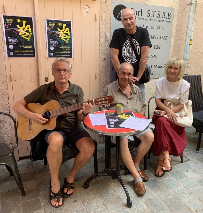 C'est guitare à la main que les organisateurs ont présenté la 17ème édition de Jazz Equinoxe C'est guitare à la main que les organisateurs ont présenté la 17ème édition de Jazz Equinoxe