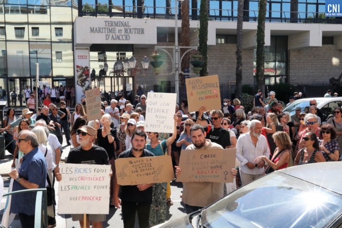 Les manifestants devant le port d'Ajaccio Les manifestants devant le port d'Ajaccio