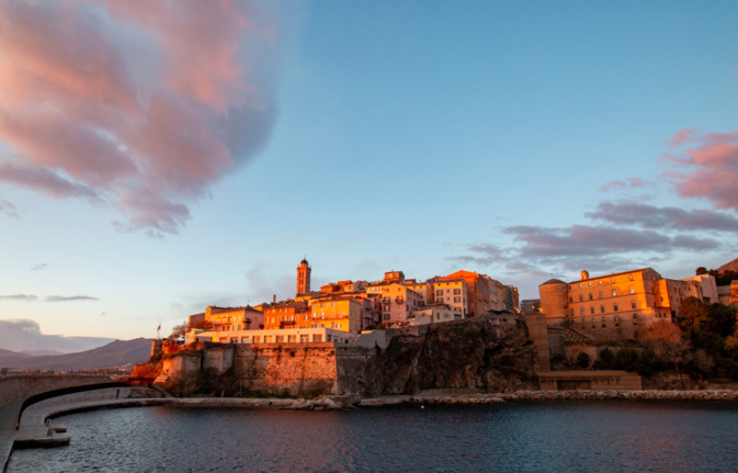 La photo du jour : lorsque le soleil se lève sur la Citadelle de Bastia